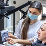 Имплантация зубов: услуги центра и рекомендации по выбору клиники
